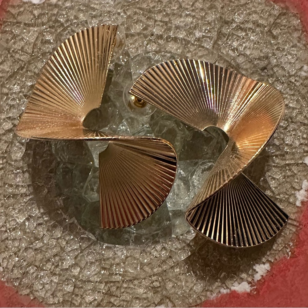 Chic Gold Fan Earrings